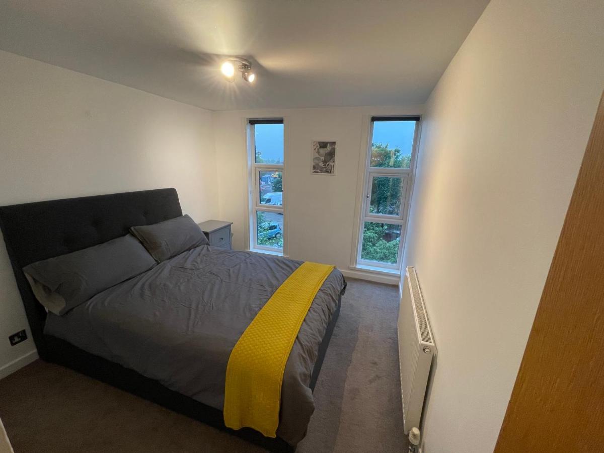 Spacious 2-Bedroom Flat Near Surbiton Station Exterior photo